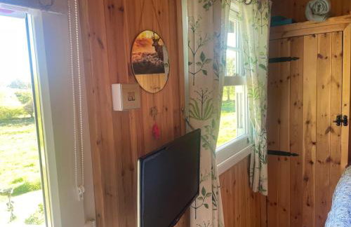 1 Bedroom Cabin Sleeps 2, Private Garden, Wifi - Photo 19