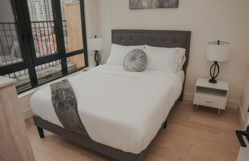 River North Private Balcony With In and Out Parking - Foto 16