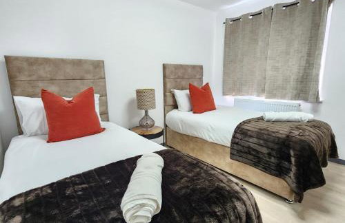 Elegant 2-Bed Apartment with AC, Sleeps 6, Free Parking, Netflix, WiFi, New build - Photo 33