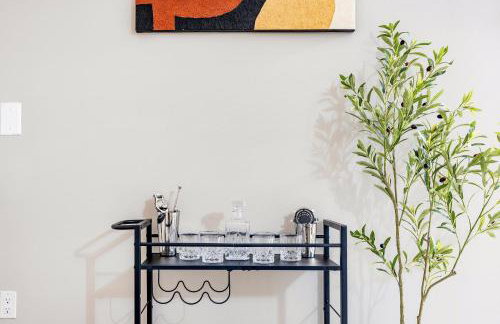 Mid-Century Stay 5BR and 5 Baths w PS5 & Laundry - Foto 11