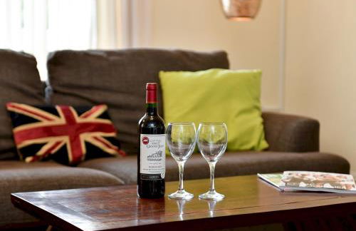 Spacious 4 Bedroom home with Parking Garden - Pass the Keys - Foto 8