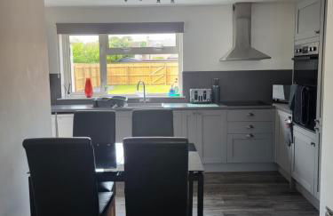 Central 2-bedroom bunglow with double sofa bed - Photo 7