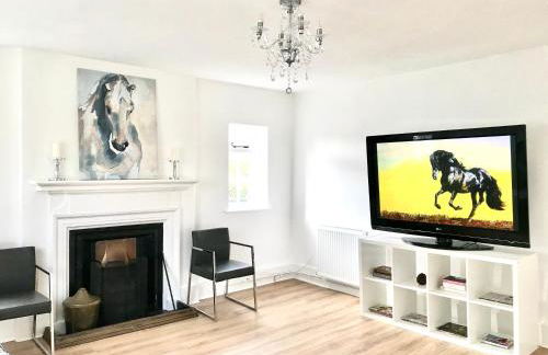 Grade II Listed Farmhouse, Pool, Hot Tub, Games Room, Celebration Hall, Car Park, 10ppl, 45 min from Central London - Foto 53