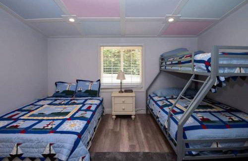 Little Blue Cottage: a wooded getaway near beaches and towns - Foto 9