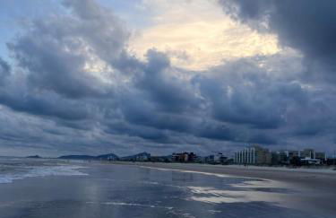 Lindo Studio Matinhos Prédio na beira mar. - Foto 9