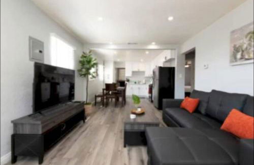 Charming 2BR Condo with Onsite Parking Included - Foto 22