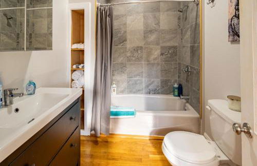 Contemporary 3-Bedroom Home with Balcony in RVA - Foto 11