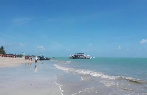 Apartamento na praia, 2 quartos e área de lazer - Foto 37