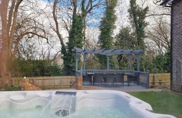 Large coastal cottage, private indoor pool, hut tub, sauna and steam pod - Photo 2