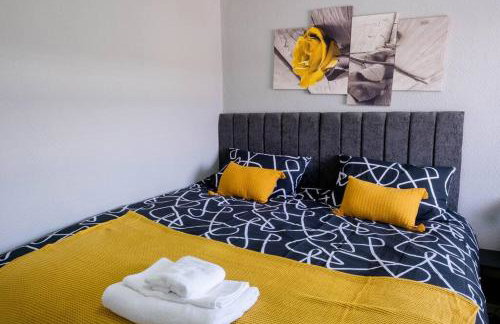 Spacious Cosy 3-Bedroom Home - Photo 21