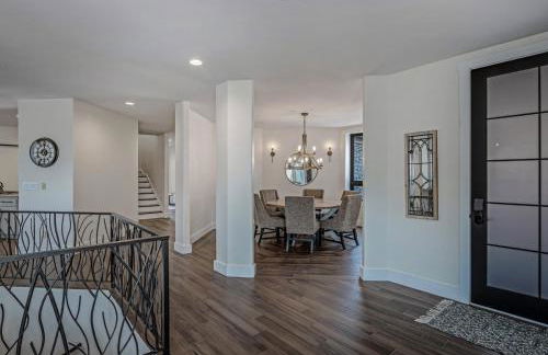 Cozy mountain home w riverfront patio - Foto 54