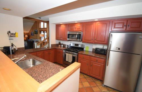 Stratton Mountain Condo with a Hot Tub! Sleeps 12! - Photo 4