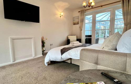 J&J stays 5 bedroom detached house in Peterborough with parking - Photo 16