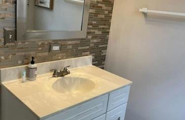 Spacious Home in DT Libertyville Near Naval Base - Foto 19