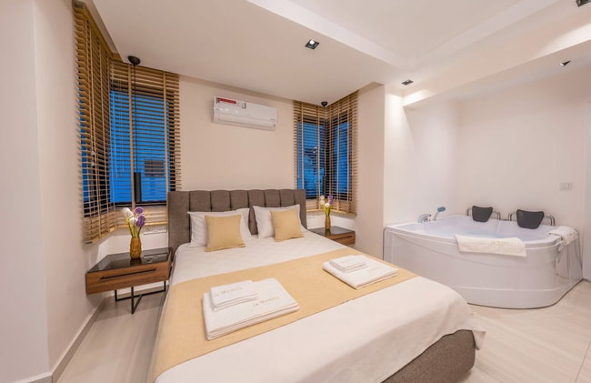 Luxury 4-bed Villa With Private Pool and Jacuzzi - Photo 6