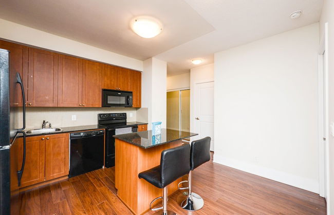 Sarkar Suites - 330 Burnhamthorpe Road - Photo 16