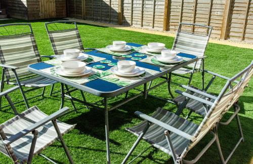 Stylish Innsworth home with garden & parking - Photo 15