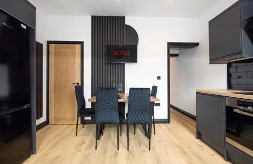 Midnight Manor Cinema Room, Fast WiFi, Ideal for Short & Long Stays - Foto 9