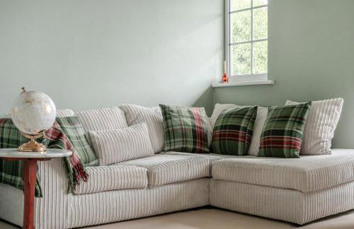 Surrey's Charming Modern Maisonette with Parking - Pass the Keys - Foto 9