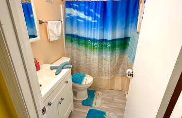 Stylish 2BR Condo Near Beach, Large Pool & Patio, Pet Friendly - Foto 37