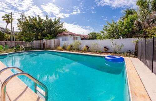 Large pool home and blocks away from the beach - Foto 29