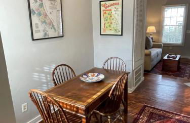 HISTORIC DOWNTOWN KING BED COTTAGE- PARKING and PATIO - Foto 8