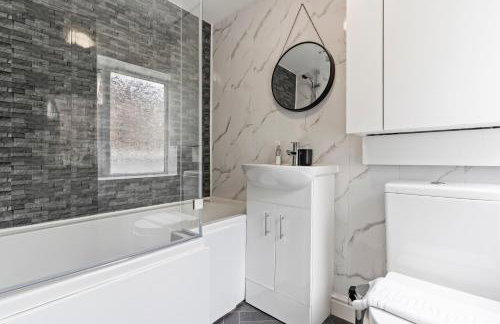4 Beds 3 Bath (2-ensuites) Free Parking 75Mbps - Foto 28