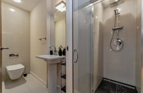 MK CITY CENTRE, THE DIAMOND SUITE, FREE Parking Space, PREMIUM SPACIOUS Apartment with FOOSBALL TABLE - Foto 39