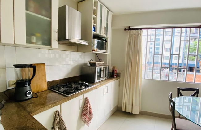 Refined 3BR Duplex with Ocean Charm - Foto 8