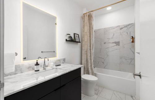 River View High-End Condo with Private Patio and FREE Parking - Foto 7