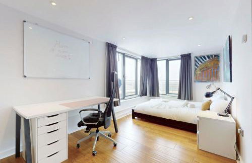 Penthouse Sanctuary with Wraparound Balcony - Pass the Keys - Foto 3
