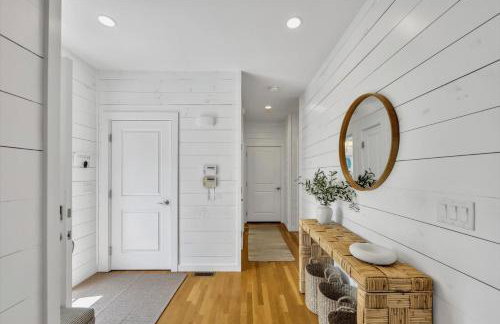 Stay 1 Block from Ocean at 7-Bed Retreat with Yard, Deck and Game Room, Host Up to 22 Across 16 Beds, Gas Fireplace, Gas Grill, Ample Parking, Walk to Menauhant Beach, Perfect for Family Getaway, 24 Hr Hospitality - Foto 57