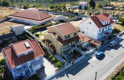 Charming House in Cortiçada with Balcony and Mountain View - Foto 38