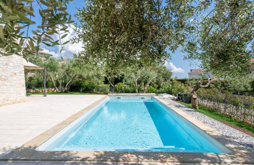 Charming Orange Apartment with Private Pool and Garden Oasis - Foto 2