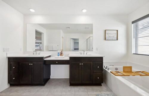 Entire Private Home with 5 Bedrooms 3 Bathrooms, 3000 sqft, Gated Yard, Garage, Nice View, Available Now - Foto 33