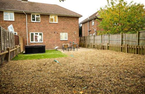 Stylish Wembley Home with Hot Tub, Parking & Garden - Foto 23