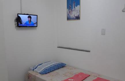 Sua Kitnet na Praia 12 Atenção PEQUENA Só prá dormir Ambiente Familiar Ar Cond TV Microondas Frigobar Internet Centro - Foto 7