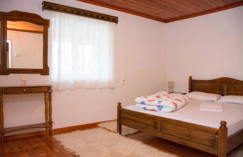 Σπίτι Στη Λίμνη Πλαστήρα Μπελοκομίτη - Photo 5