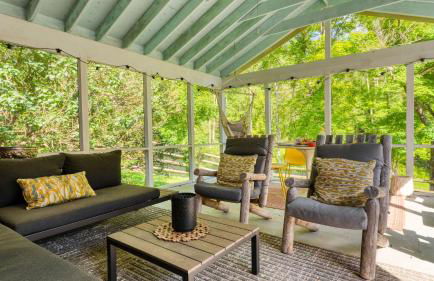 Historic Barn Retreat w Pool Pond Views Longview Pond Lodge by AvantStay - Foto 3