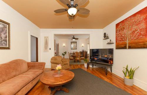 The Gem-3 Bedrooms! King, Full & Twin Beds, Sauna with Free Parking plus more - Foto 7