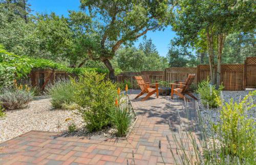 Serene Retreat with Hot Tub - Fire Pit - Deck - Foto 46