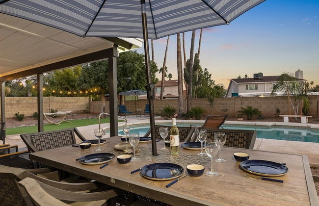 Modern and Stylish Remodeled 4 Bdrm w/ HTD Pool! - Foto 28