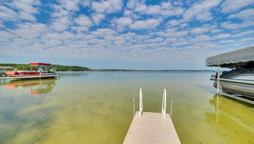 Pet Friendly Mullett Lake Cabin with Dock! - Foto 2
