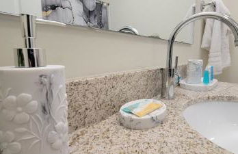 Urban Oasis with City Views and Dedicated Workspace - Foto 7