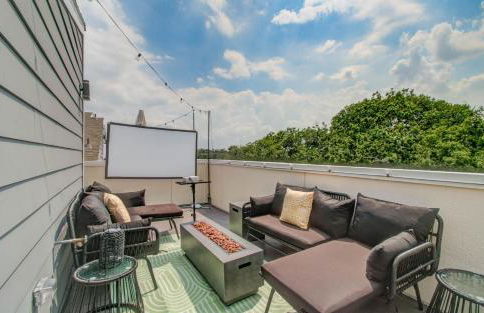 3bd-Rooftop Movie Theater-BBQ-Retro Music Theme-Downtown 8mins - Photo 6