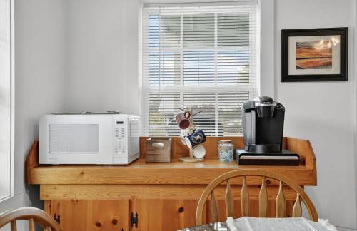 Welcome to Hokie Haven by the Bay - where Chesapeake sunsets meet Hokie spirit. - Foto 16