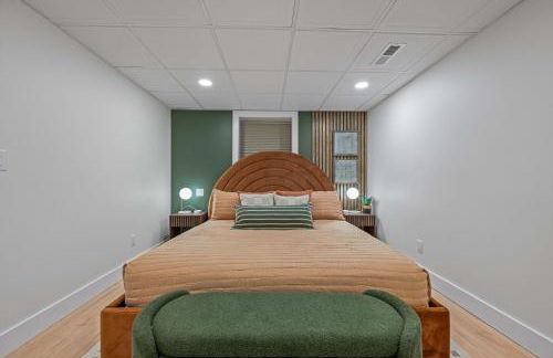 Newly Renovated Luxe Home near Asheville | Pool, Hot Tub, Theater & Games! - Foto 53