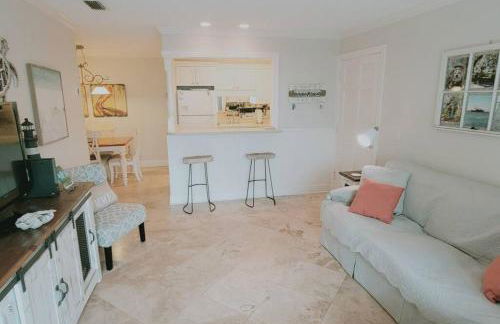 H1 downstairs and comfy king and two twins really nice kitchen and baths - Foto 10