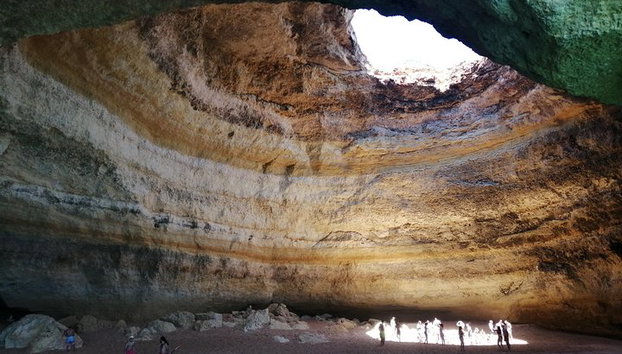 Ganztägige private Yacht von Lagos mit Getränken, Tapas, Paddelbrettern und Kajak - Foto 3, In der Benagil-Höhle