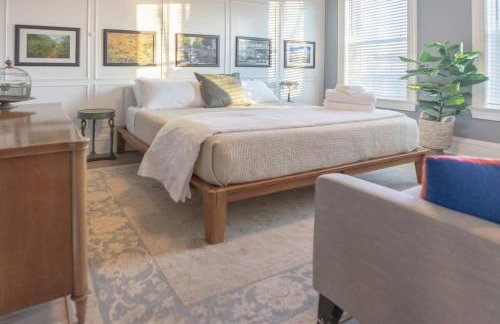 2BR with Workspaces & Deck ABODEbucks - Foto 8